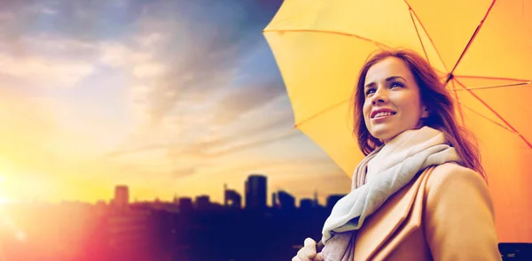 Frau mit Regenschirm in der Herbststadt Tallinn — Stockfoto