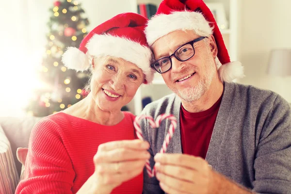 Close up de feliz casal sênior no Natal — Fotografia de Stock