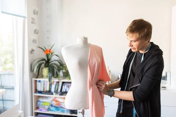 Diseñador de moda con maniquí haciendo vestido en el estudio —  Fotos de Stock
