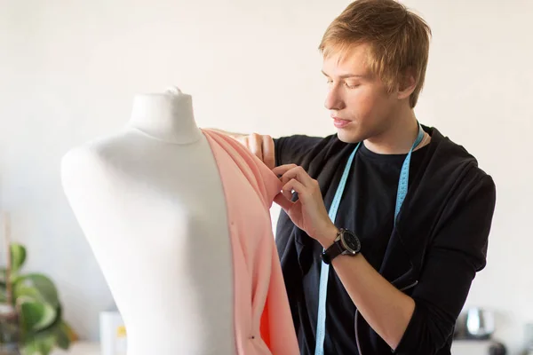 Diseñador de moda con maniquí haciendo vestido en el estudio —  Fotos de Stock