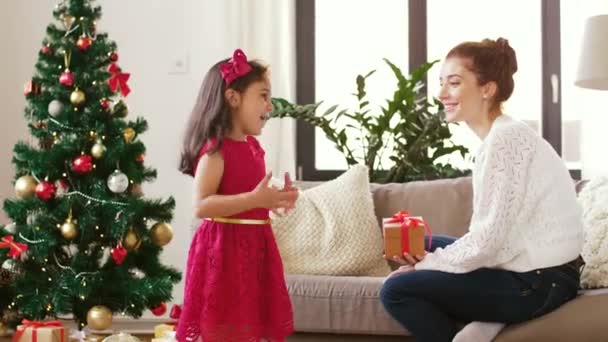 Mãe e filha com presente de Natal em casa — Vídeo de Stock