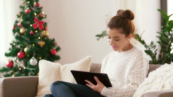 Mujer con la tableta PC en casa en Navidad — Vídeos de Stock