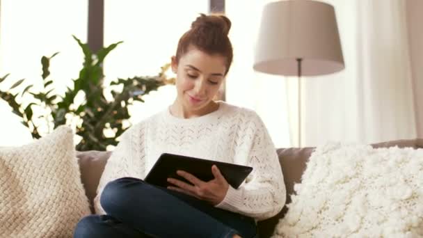 Mulher com computador tablet pc em casa — Vídeo de Stock