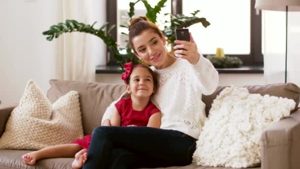 Семья делает селфи на смартфоне дома — стоковое видео