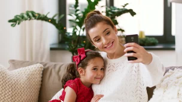 Familia tomando selfie por teléfono inteligente en casa — Vídeo de stock