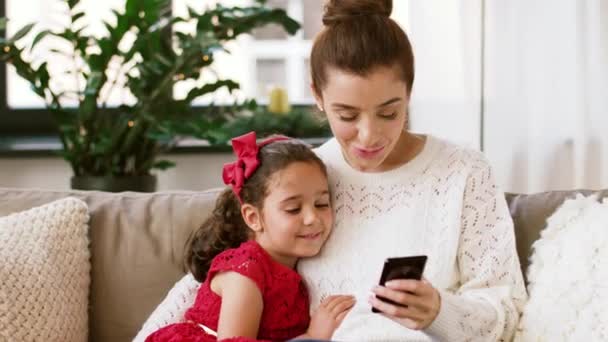 Madre e hija con smartphone en casa — Vídeo de stock