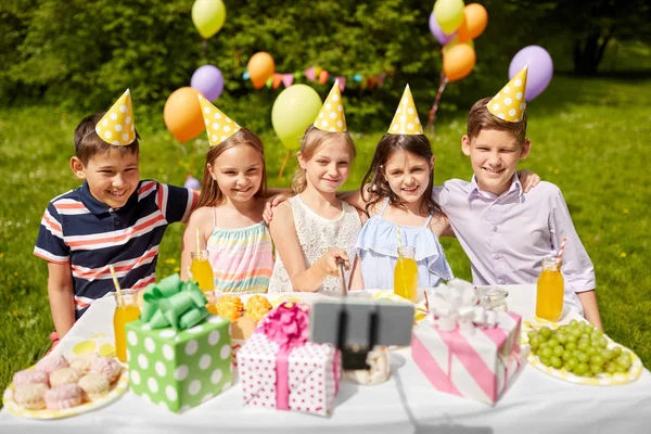 Щасливі діти беруть селфі на вечірці на день народження — стокове фото