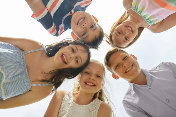Grupo de crianças felizes em círculo — Fotografia de Stock