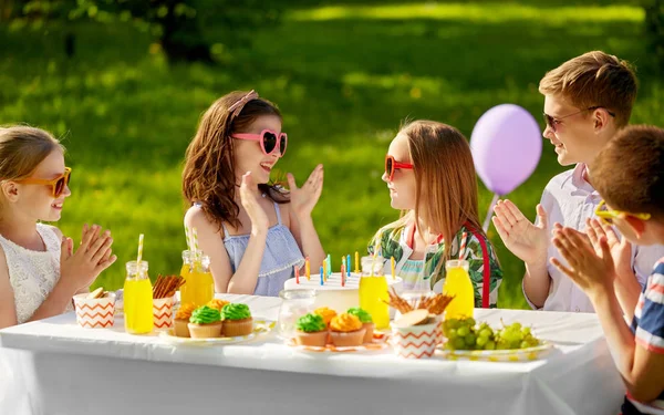 Ευτυχής παιδιά με τούρτα στο πάρτι γενεθλίων για το καλοκαίρι — Φωτογραφία Αρχείου