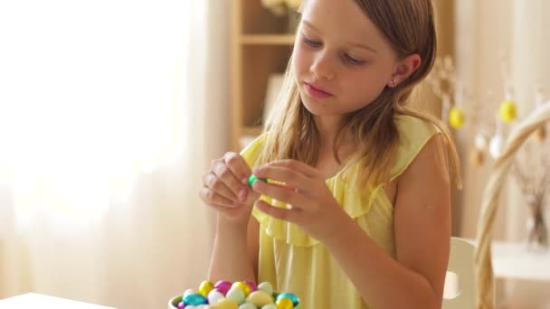 Gadis menghapus pembungkus telur easter cokelat — Stok Video