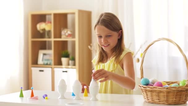 Chica feliz decorando huevos de Pascua en casa — Vídeo de stock