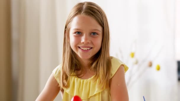 Ευτυχισμένος κορίτσι δείχνει χρωματιστό στο σπίτι το αυγό του Πάσχα — Αρχείο Βίντεο
