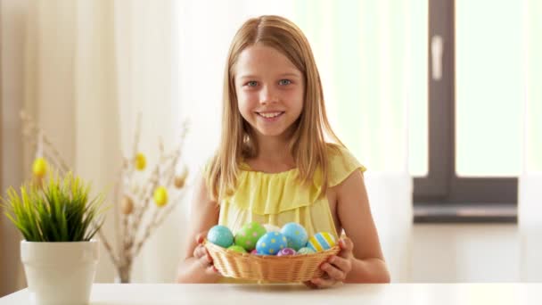 Chica feliz mostrando huevo de Pascua coloreado en casa — Vídeo de stock