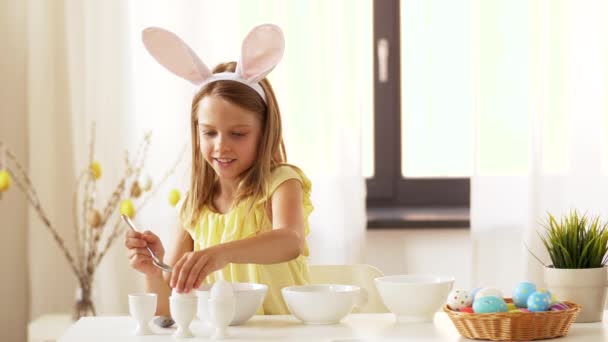 Ragazza colorazione uova di Pasqua da colorante liquido a casa — Video Stock