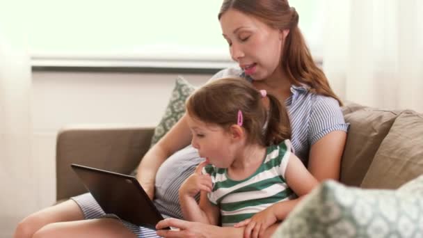 Schwangere Mutter und Tochter mit Tablet-PC — Stockvideo