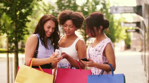 Venda Consumismo Conceito Pessoas Mulheres Jovens Felizes Com Smartphones Sacos — Vídeo de Stock