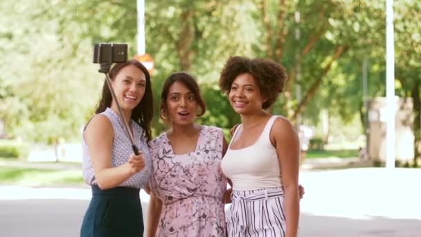 Mujeres o bloggers grabando vídeo por teléfono inteligente — Vídeos de Stock