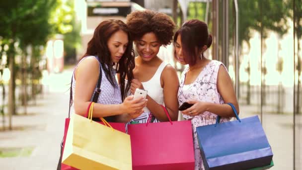 Mulheres com smartphones e sacos de compras na cidade — Vídeo de Stock