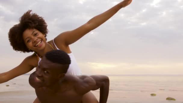 Счастливая пара веселится на летнем пляже — стоковое видео