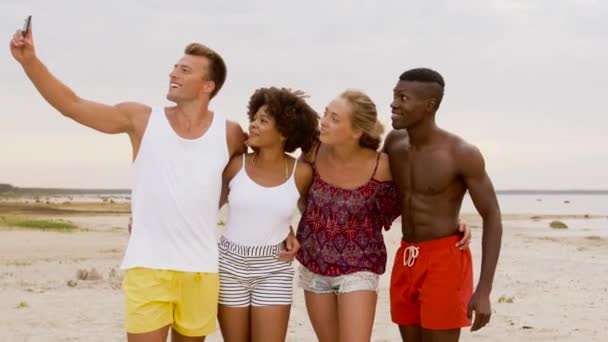 Gelukkig vrienden nemen selfie op zomer strand — Stockvideo