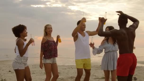 Happy vrienden dansen op zomer strand partij — Stockvideo