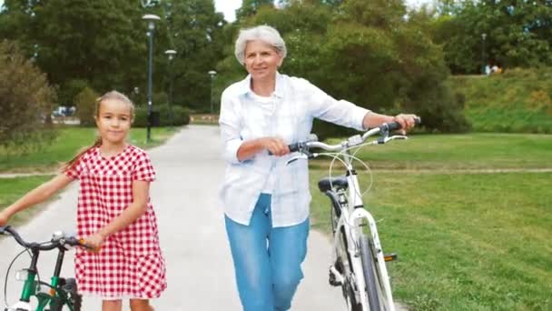 Grandmother and granddaughter with bicycles — Stock Video