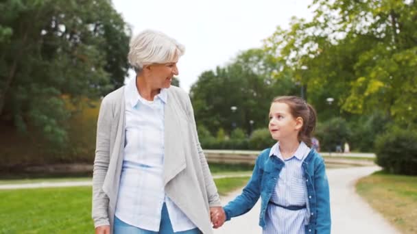 Mormor och barnbarn promenader på park — Stockvideo