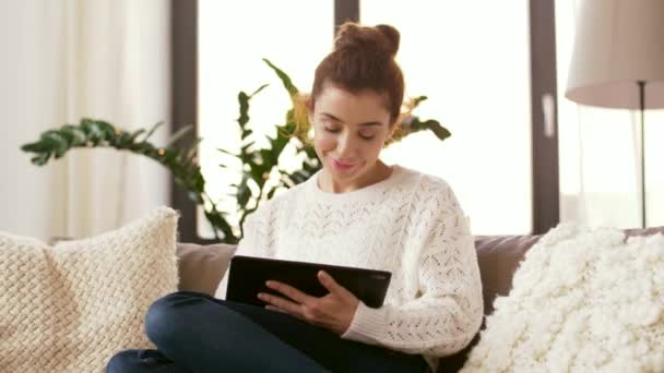 Mulher com computador tablet pc em casa — Vídeo de Stock