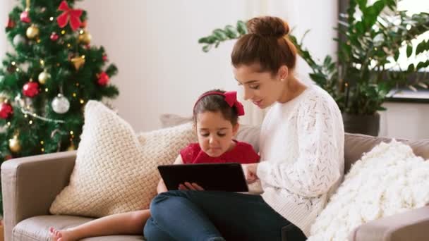 Moeder en dochter met tablet pc met Kerstmis — Stockvideo