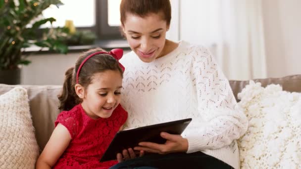 Madre e hija con tableta PC en casa — Vídeo de stock