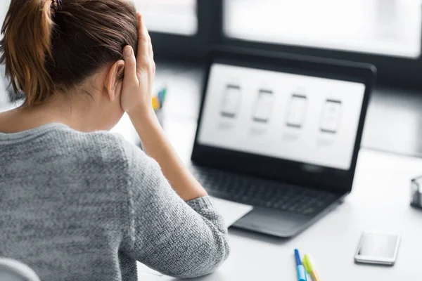 Progettista stressato con interfaccia utente sul computer portatile — Foto Stock