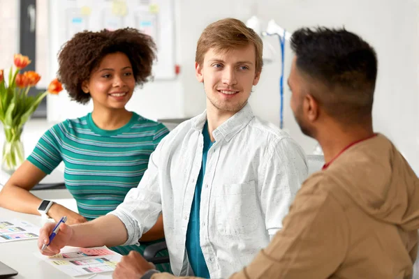 Kreatives Team arbeitet an Benutzeroberfläche im Büro — Stockfoto