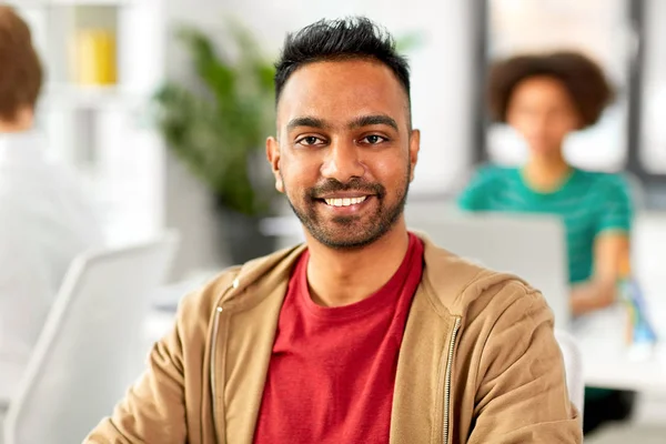 Hombre indio sonriente en la oficina —  Fotos de Stock