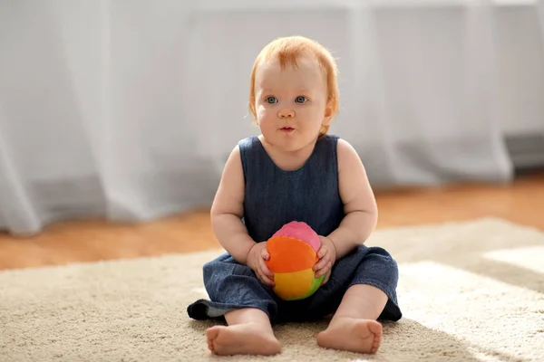 Güzel kızıl saçlı bebek oyuncak top evde kızla — Stok fotoğraf
