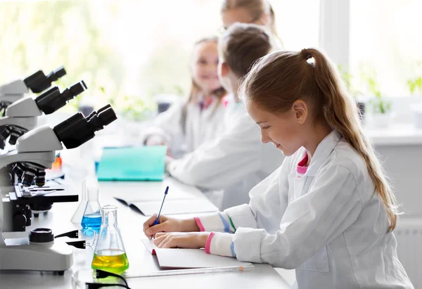 Niños estudiando química en el laboratorio de la escuela — Foto de Stock