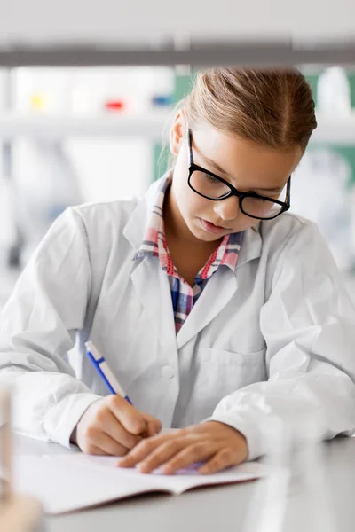 Menina estudando química no laboratório da escola — Fotografia de Stock