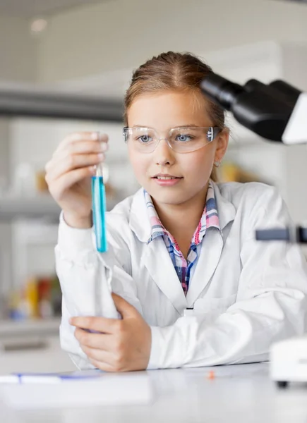 Menina com tubo de teste estudando química na escola — Fotografia de Stock