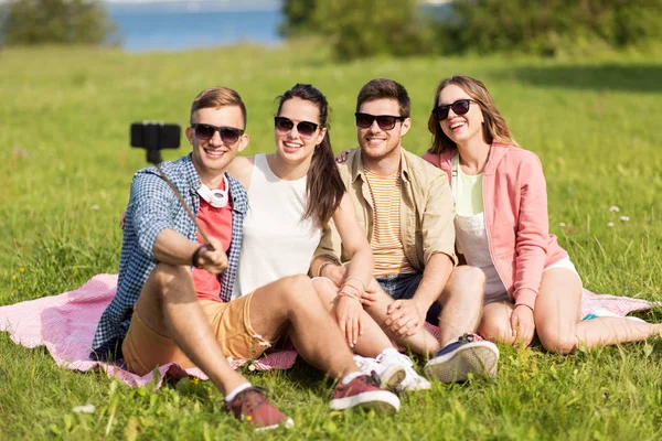 Amigos tomando foto por selfie palo en verano —  Fotos de Stock