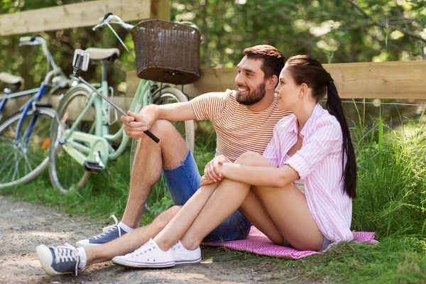 Para z rowerami robienie selfie przez smartfona — Zdjęcie stockowe