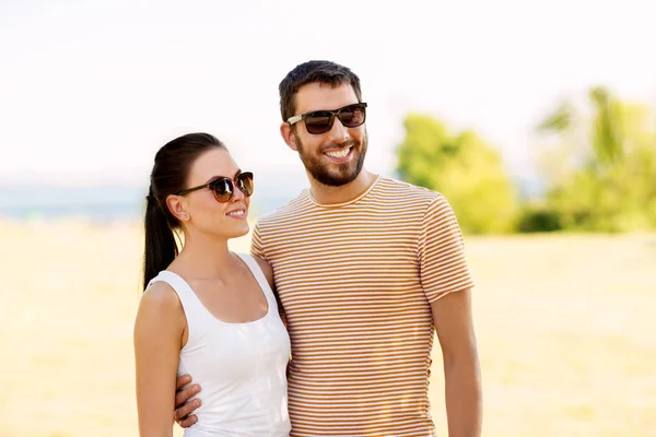 Счастливая пара в солнечных очках летом на открытом воздухе — стоковое фото