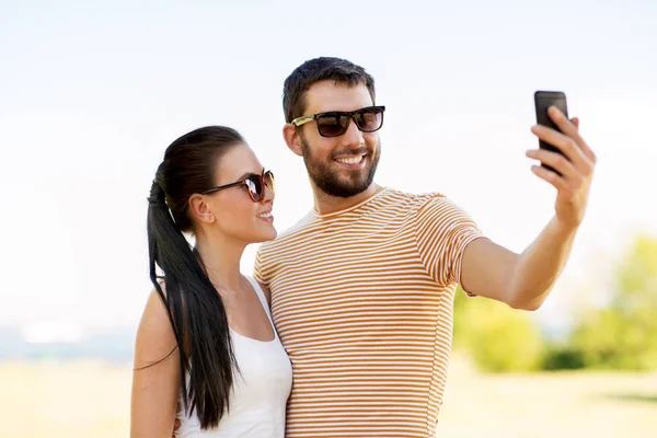 Šťastný pár pořizování selfie pomocí smartphone v létě — Stock fotografie