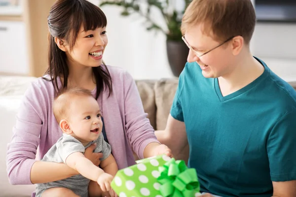 Mother with baby giving birthday present to father — Stock Photo, Image