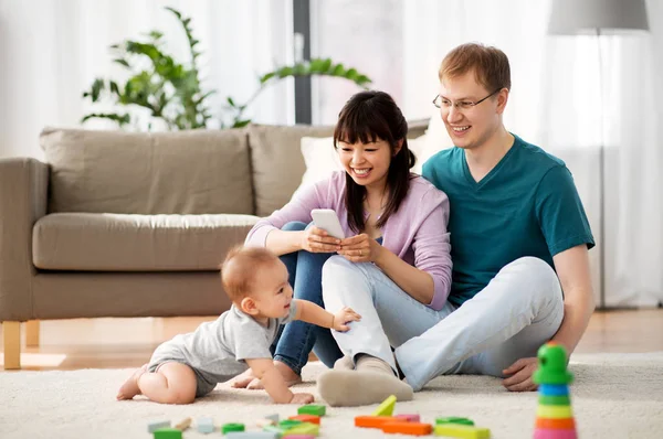 Gelukkig gezin met babyjongen thuis — Stockfoto