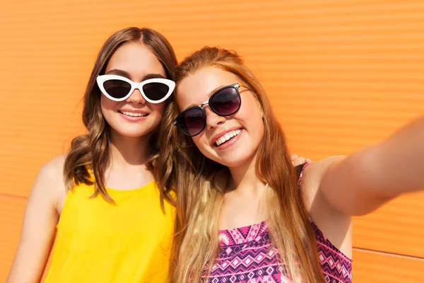 Nastoletnie dziewczyny biorąc selfie na zewnątrz w lecie — Zdjęcie stockowe