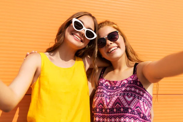 Meninas adolescentes tomando selfie ao ar livre no verão — Fotografia de Stock