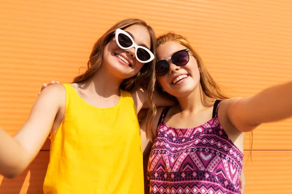 夏には屋外 selfie を取って 10 代の少女 — ストック写真