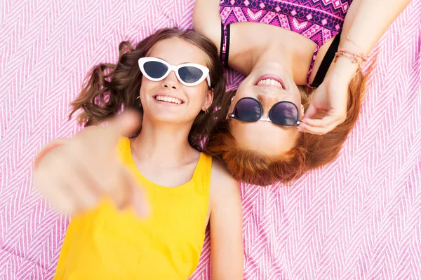 Teenager-Mädchen mit Sonnenbrille auf Picknickdecke — Stockfoto