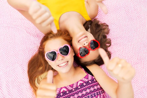 Meninas adolescentes em óculos de sol mostrando polegares para cima — Fotografia de Stock