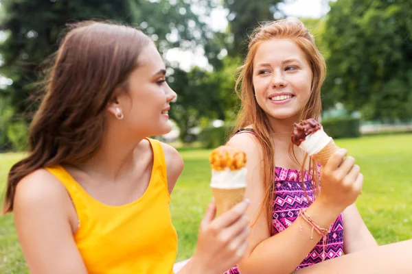 Tonårsflickor äta glass på picknick i parken — Stockfoto