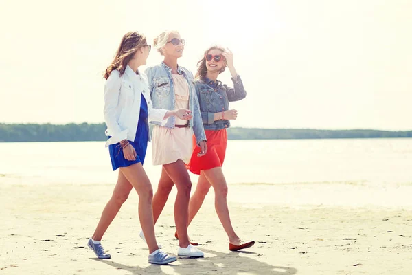 Gruppe lächelnder junger Freundinnen am Strand — Stockfoto